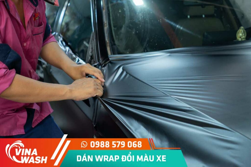 Wrap ô tô 2024: Đổi màu xe bằng decal và bảng giá chi tiết 4 Dán wrap xe hơi không chỉ giúp bảo vệ sơn mà còn cá nhân hoá xe bạn