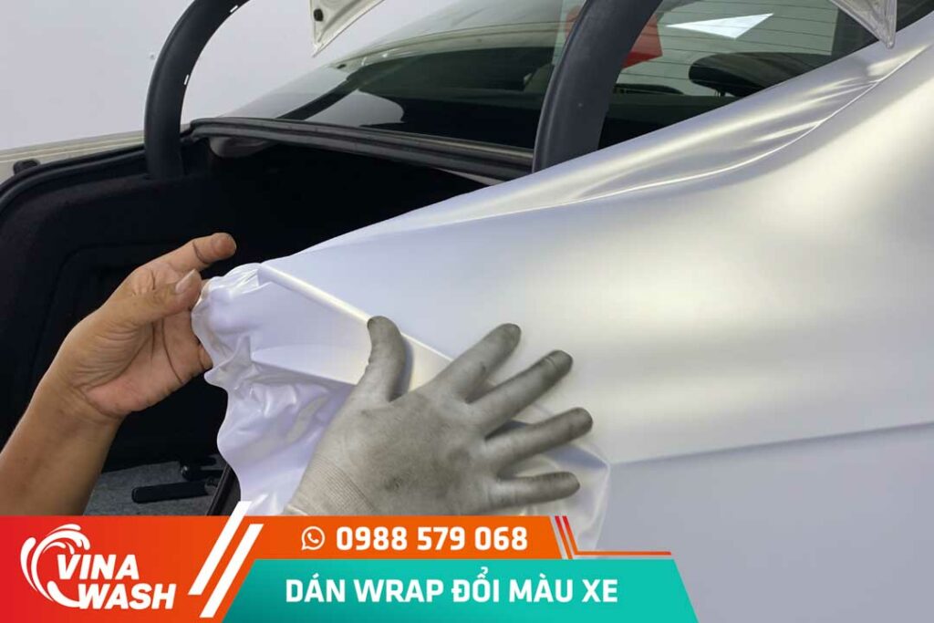 Wrap ô tô 2024: Đổi màu xe bằng decal và bảng giá chi tiết 9 Dán wrap decal xe ô tô đòi hỏi sự tỉ mỉ cao