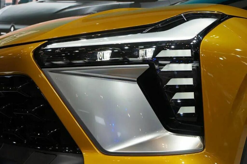 Mitsubishi Xforce 2024: Giá xe lăn bánh & review thông số kỹ thuật (04/2024) 4 Cụm đèn chiếu sáng Mitsubishi Xforce 2023 dạng T-shape kết cấu phân tầng kết hợp với dải LED ban ngày hình chữ L