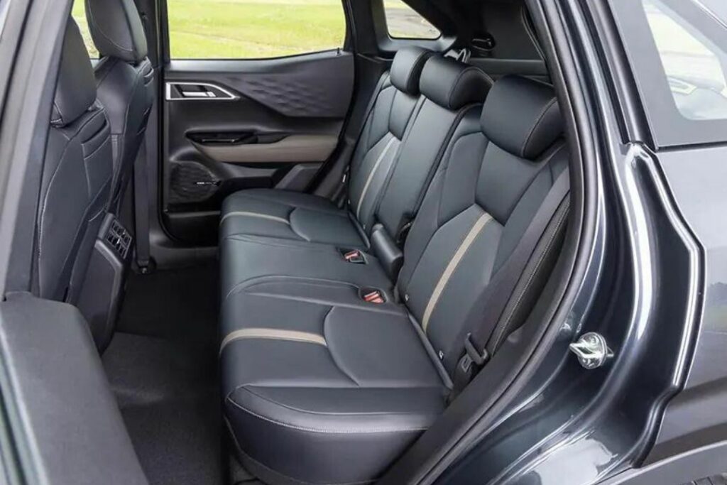 Mitsubishi Xforce 2024: Giá xe lăn bánh & review thông số kỹ thuật (04/2024) 10 Hàng ghế sau Mitsubishi Xforce 2023 rộng rãi, có đủ 3 tựa đầu