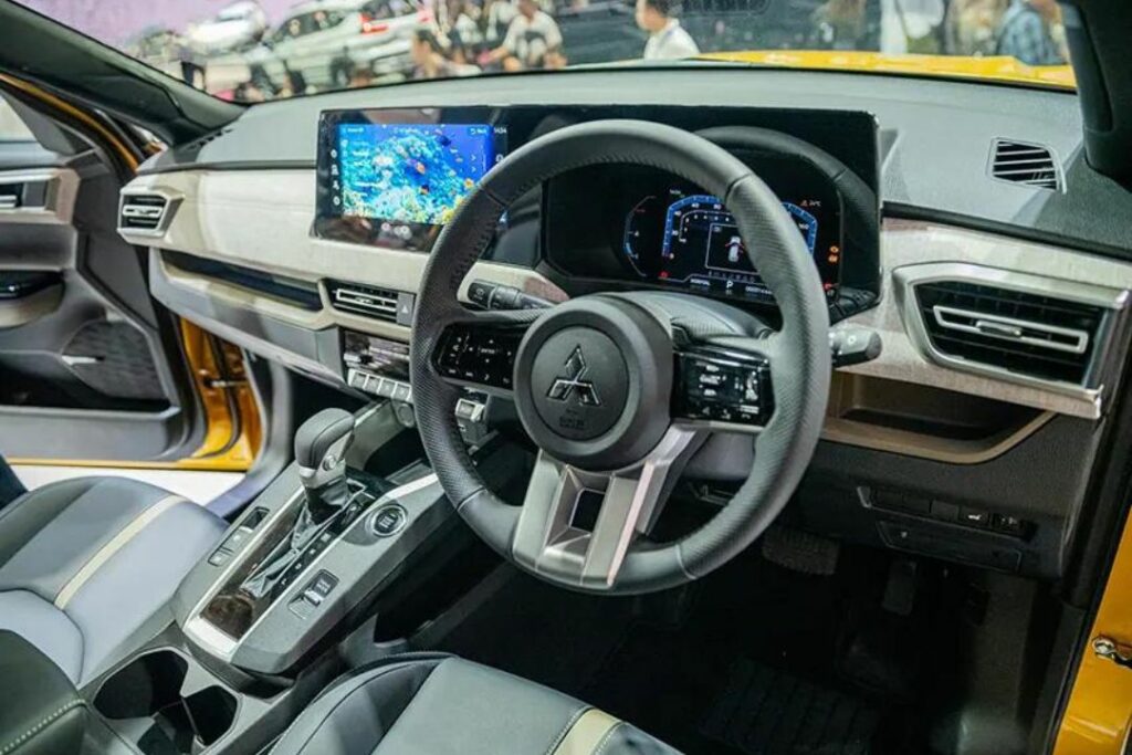 Mitsubishi Xforce 2024: Giá xe lăn bánh & review thông số kỹ thuật (04/2024) 12 Vô lăng 3 chấu của Mitsubishi Xforce 2023 bọc da